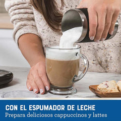 Cafetera Oster Latte 4 En 1 Con Espumador Bvstdc02b 1 Color Negro