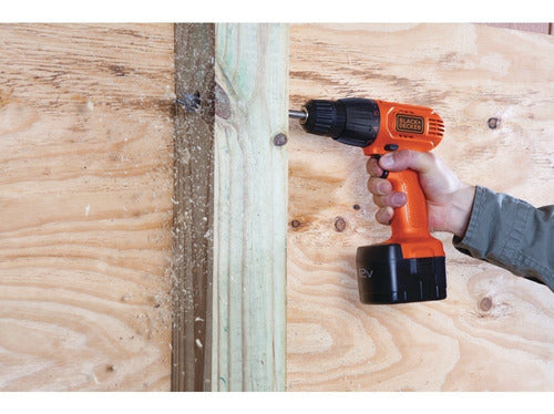 Taladro Atornillador Inalámbrico Black+ Decker Cd121k Con Maletín Batería 12v 50hz Color Naranja